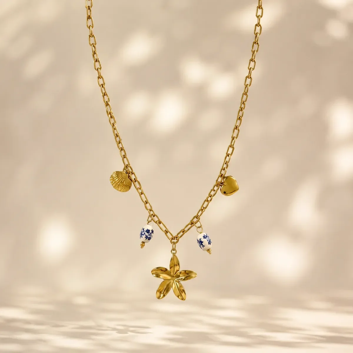 Collier coquillage : cauris, tahitien, pendentif… le guide du bijou bord de mer
