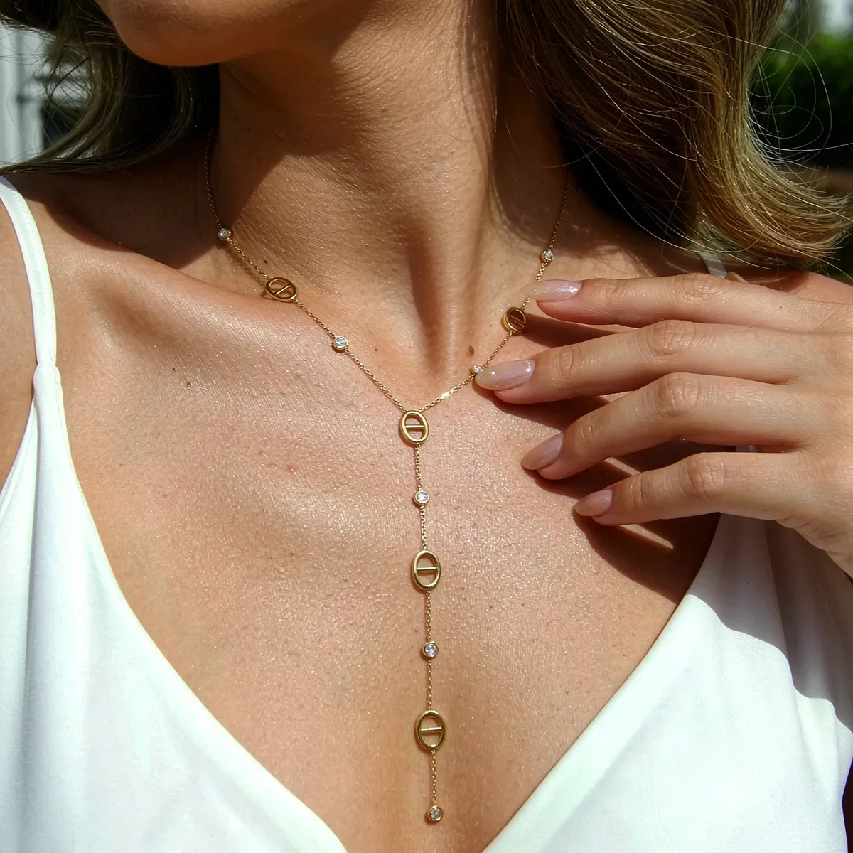 Collier en Y : la tendance bijou qui redessine le décolleté