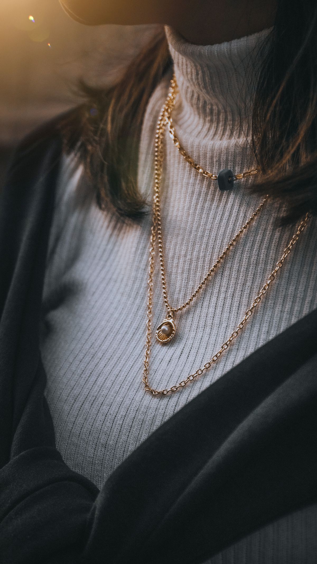 Comment superposer ses bijoux comme une pro (colliers, bagues, bracelets)
