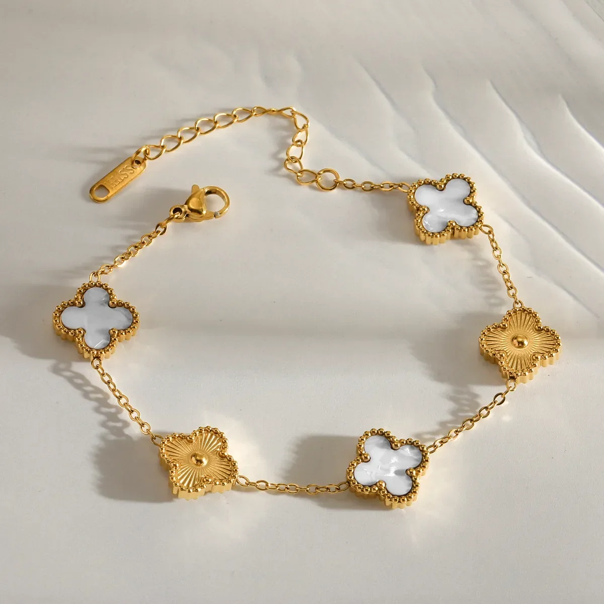 Bracelet femme : les tendances 2026 (jonc, perles, trèfle, tennis…)