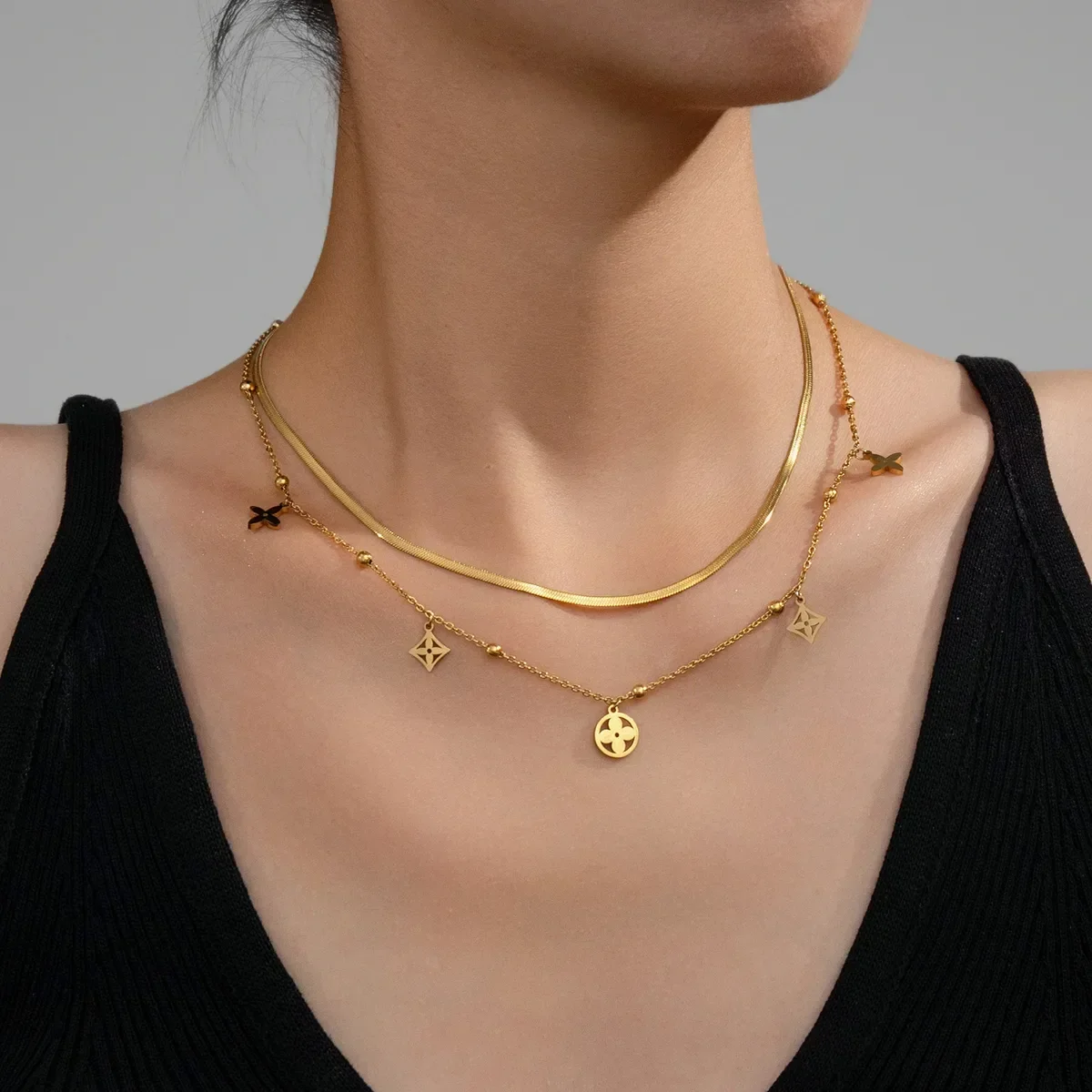 Collier charms : le guide du collier à breloques (symboles, chaîne, style)