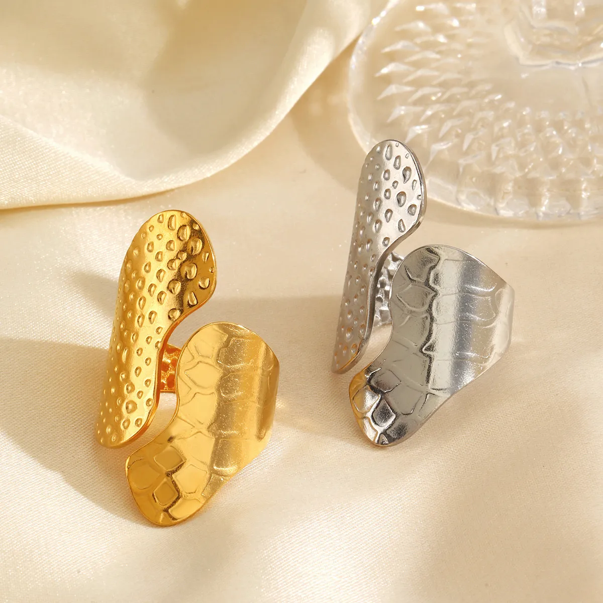 Bague ouverte exagérée style français