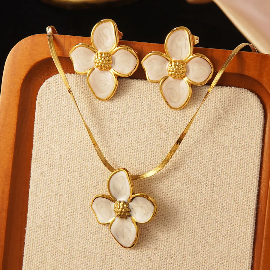 Ensemble bijoux boucles d'oreilles et collier fleur
