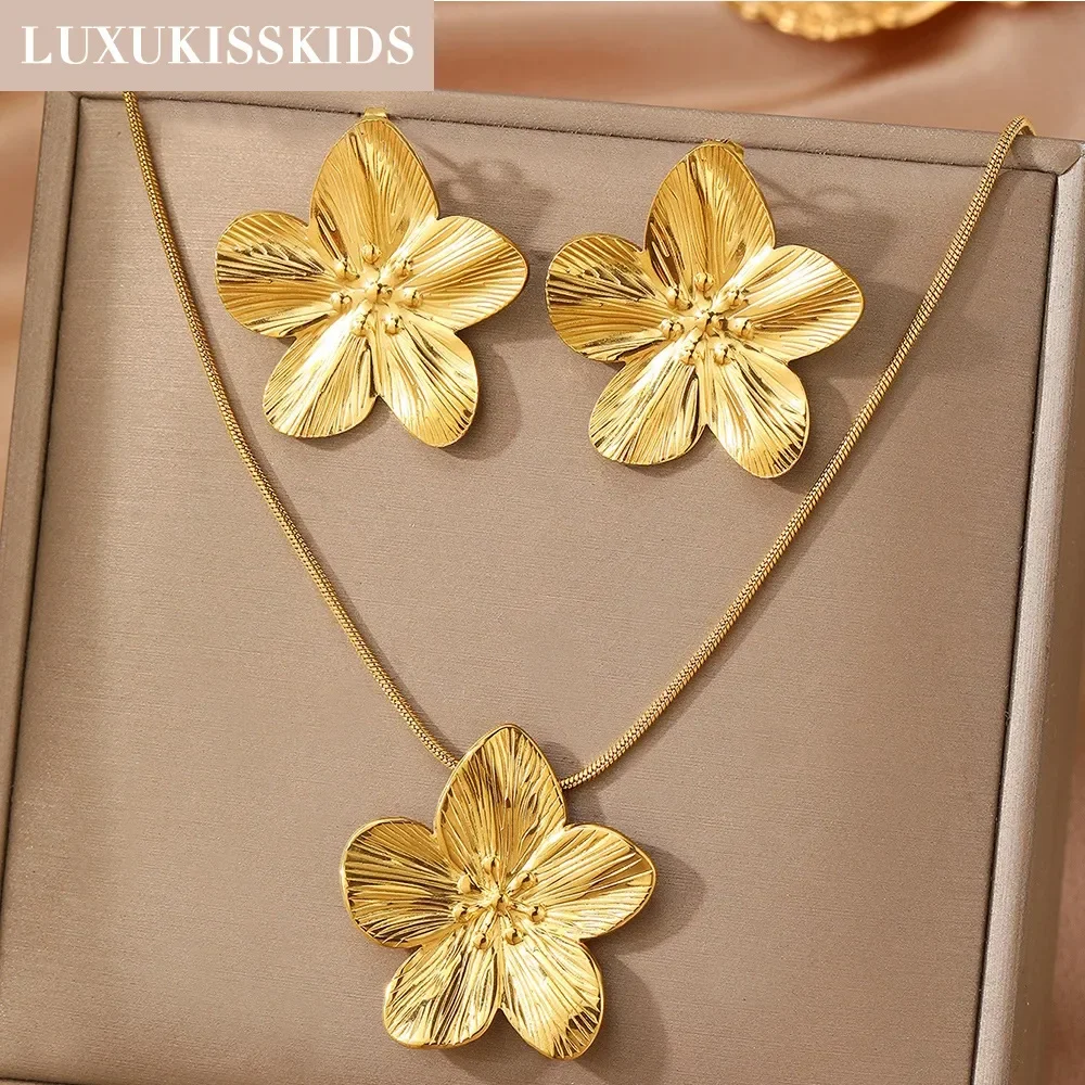 Collier Fleurs Tridimensionnelles Doré