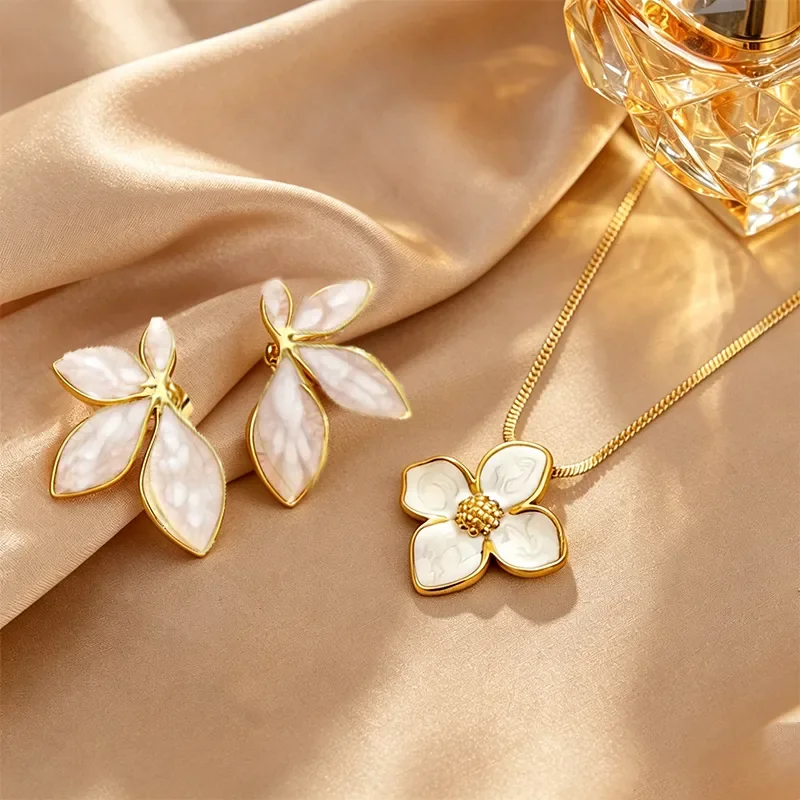 Ensemble Boucles d'Oreilles et Collier Fleur Blanc