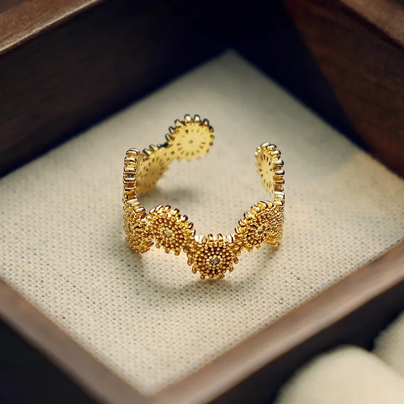 Bague vintage française motif tournesol en zircon