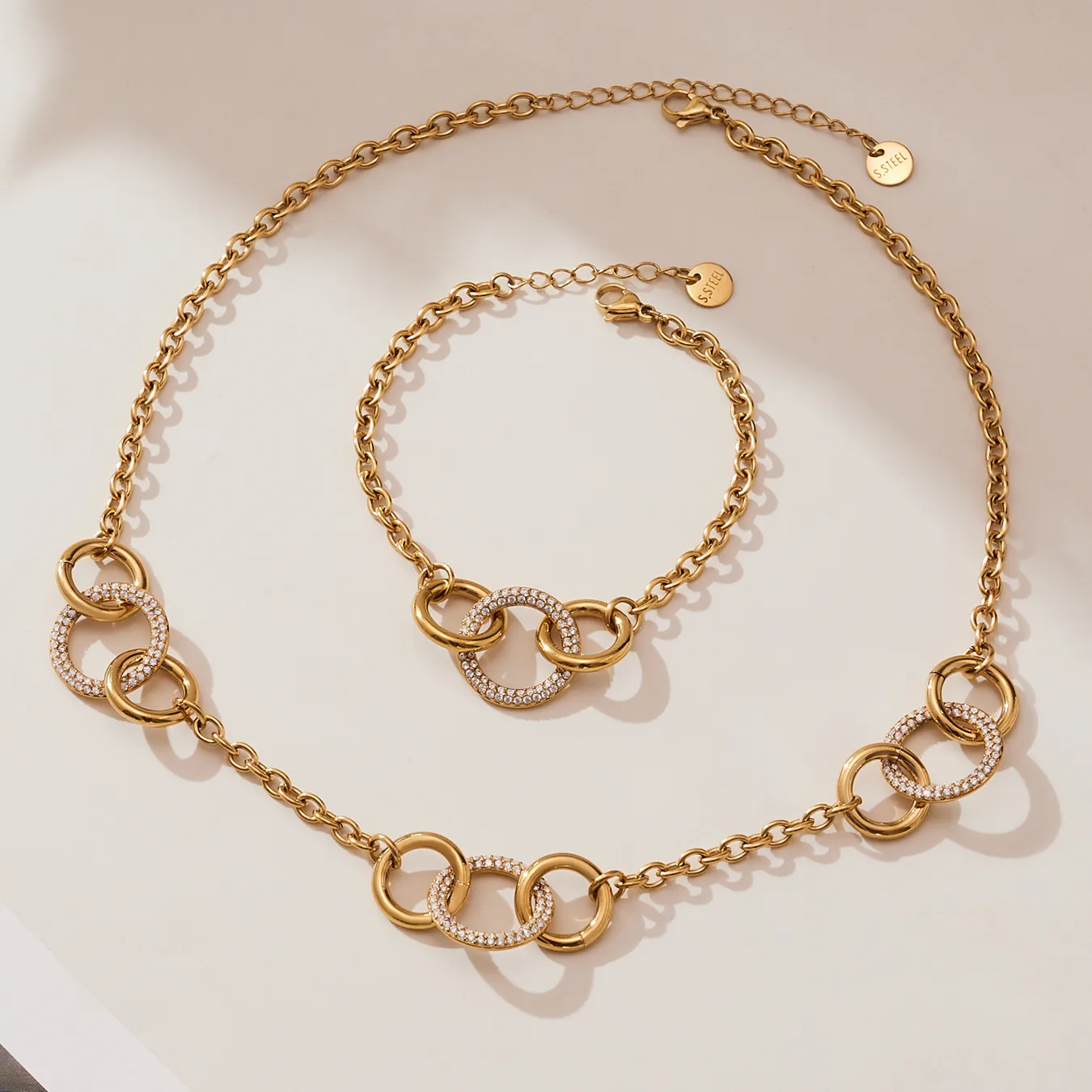 Collier et bracelet à trois anneaux zircon plaqué or véritable 18 carats